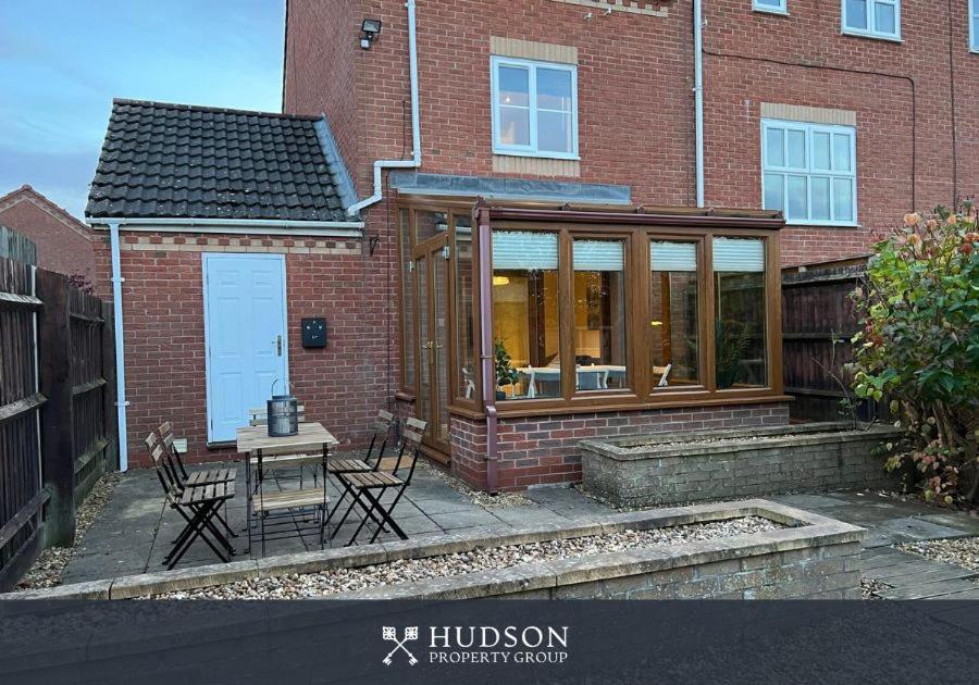 Telford Townhouse With Parking And Garden Villa Exterior photo