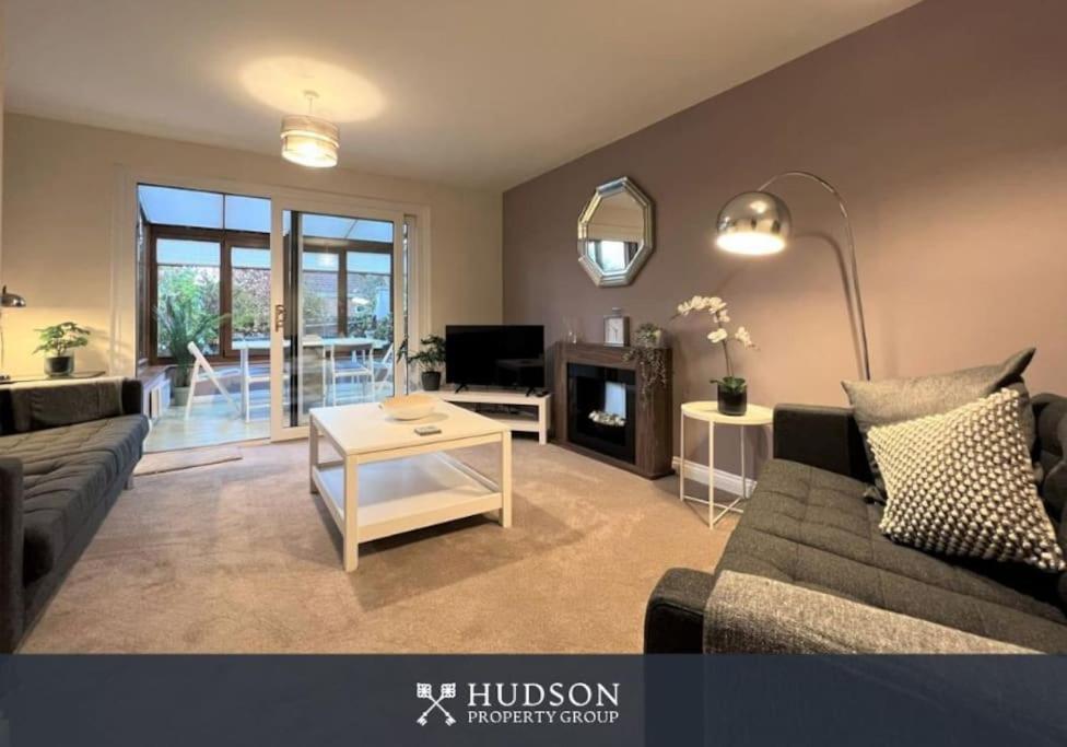 Telford Townhouse With Parking And Garden Villa Exterior photo
