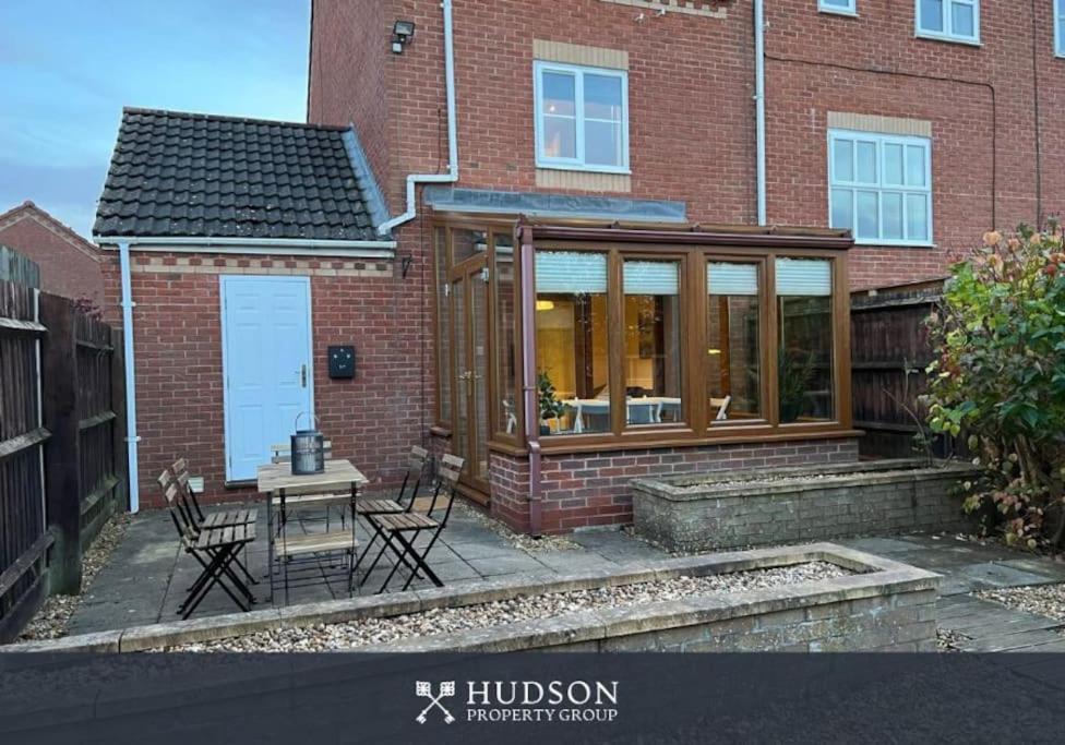 Telford Townhouse With Parking And Garden Villa Exterior photo